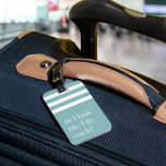 Étiquette À Bagage Ai-Je L'Air D'Un Entraîneur De Voler ? Drôle<br><div class="desc">Flancez votre statut de voyageur fréquent avec ces étiquettes de bagages mignonnes et drôles. Le design présente la citation "Ai-je l'air d'un entraîneur de vol ?" en lettres blanches sur un arrière - plan rayé. Personnalisez le dos avec vos coordonnées.</div>