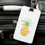 Étiquette À Bagage Ananas personnalisé<br><div class="desc">Cette étiquette à bagages girly est décorée d'un ananas jaune aquarelle et d'un nom en typographie rose. Vous pouvez le customiser en changeant le nom ou en le faisant un monogramme. Parce que nous créons notre oeuvre, vous ne trouverez pas cette image exacte d'autres designers. Aquarelle originale © Michele Davies....</div>