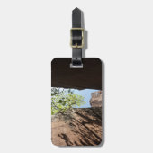 Étiquette À Bagage Arbre qui pousse entre les rochers dans le parc na (Devant Vertical)