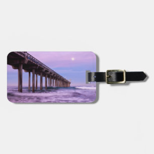 Étiquette À Bagage Aube violette sur la jetée, Californie