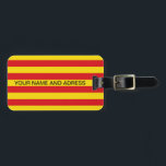 Étiquette À Bagage Balise de bagage avec drapeau de Catalogne<br><div class="desc">Montrez votre fierté catalane partout où vous voyagez avec ce bagage audacieux et patriotique avec le drapeau de la Catalogne ! Conçu avec les rayures rouge et jaune vibrantes de l'emblématique Senyera, ce bagage tag se démarque instantanément sur les carrousels de bagages et permet d'identifier vos effets personnels rapidement et...</div>