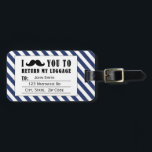 ÉTIQUETTE À BAGAGE BALISE DE BAGAGES DE MUSTACHE FUNNY | BLEUE STRIPE<br><div class="desc">BALISE DE BAGAGES DE MUSTACHE FUNNY. MUSTACHE NOIRE AVEC MOTIF BLEUE ET BLANC STRIPES. "JE VOUS MUSTACHE DE RETOURNER MES BAGAGES". MOVIEFUN© Pour d'autres couleurs de moustache ou de bandes arrière - plans motif veuillez contacter le magasin.</div>