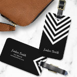Étiquette À Bagage Balise minimaliste de bagages Chevron noir et blan<br><div class="desc">Laissez-vous tenter par cette élégante étiquette de bagage noire au design minimaliste en chevron noir et blanc. Personnalisez cette balise avec vos informations et pour plus d'options comme changer la police et sa taille cliquez sur le bouton "Customiser". *Veuillez noter que le filigrane Zazzle qui apparaît dans l'aperçu du zoom...</div>