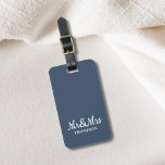 Étiquette À Bagage Balise minimaliste Elégant Bleu Blanc M&Mme Bagage<br><div class="desc">Simple étiquette personnalisable avec arrière - plan bleu / texte Mr&Mrs. Vous pouvez y ajouter vos noms et adresses.</div>
