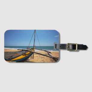 Étiquette À Bagage Bateau de pêche amarré sur la plage