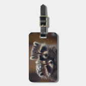 Étiquette À Bagage Bébé Raccoons se blottit dans la neige tombante (Devant Vertical)