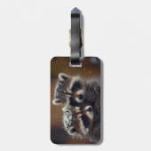 Étiquette À Bagage Bébé Raccoons se blottit dans la neige tombante (Dos Vertical)