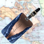 Étiquette À Bagage Bleu agate marbre rose or nom script<br><div class="desc">Une agate dorée bleu foncé et rose, gravure en pierre de marbre en arrière - plan. Sur le devant : Personnalisez et ajoutez votre nom. Le nom est écrit avec un script de style moderne écrit à la main avec des swashes. Pour que les swashes ne suppriment que le nom...</div>
