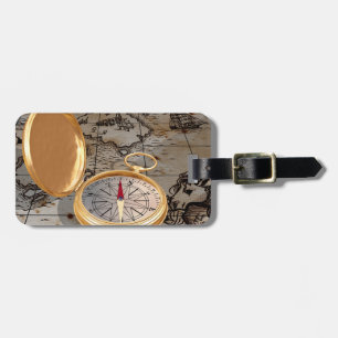 Étiquette À Bagage Boussole dorée vintage sur une carte pirate antiqu