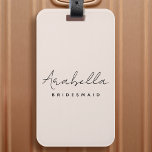 Étiquette À Bagage Bridesmaid | Script minimaliste moderne rose pâle<br><div class="desc">Cette conception personnalisée de Bridesmaid comprend une typographie manuscrite sur un arrière - plan rose vif. Vous pouvez facilement personnaliser le nom et le titre ou ajouter votre message personnalisé ! L'accessoire parfait pour une proposition de femme de chambre ou de bachelorette!</div>