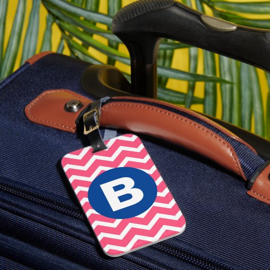 Étiquette À Bagage Bright Pink and White Chevron Pattern Monogram (Insitu Rectoal 1)
