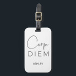 Étiquette À Bagage CARPE DIEM | Typographie de nom lettres main noire<br><div class="desc">Sieze la journée ! C'est tout ! Rendez votre vie extraordinaire ! Une étiquette de bagage blanche avec "Carpe Diem" en deux polices noires : une magnifique typographie de calligraphie à lettres manuscrites sexy, et une belle, légère, élégante sans serif. Personnalisé avec le nom ci-dessous. Le dos de la carte...</div>