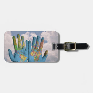Étiquette À Bagage Carte du monde dans des nos mains