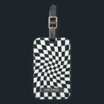 Étiquette À Bagage Chèques blancs noirs déformés rétro personnalisés<br><div class="desc">Retro dépoli vérifie la conception du damier,  dans une combinaison de couleurs noir et blanc. Retro damboard twirled seventies style psychédélique design moderne décoration maison,  dortoir,  produits de bureau et d'école et rétro dépoli cadeaux à damiers.</div>