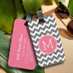 Étiquette À Bagage Chevrons gris et rose avec Monogramme personnalisé<br><div class="desc">Un design art déco audacieux aux couleurs fraîches et joyeuses. Si vous devez ajuster les monogrammes,  cliquez sur le bouton customiser et apporter des modifications.</div>