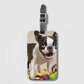 Étiquette À Bagage Chien de Boston Terrier jouant avec des jouets (Devant Vertical)