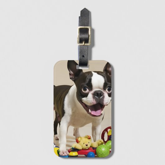 Étiquette À Bagage Chien de Boston Terrier jouant avec des jouets (Devant Vertical)