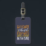 Étiquette À Bagage Citation Inspirationnelle Taille du combat dans la<br><div class="desc">Une citation de motivation inspirante pour vous garder inspiré et motiver les autres autour de vous. Beau dicton sur une jeune femme forte et courageuse, athlète, sportive. Ce n'est pas la taille de la fille dans la bagarre mais c'est la taille de la bagarre dans la fille. Détermination de l'importance....</div>