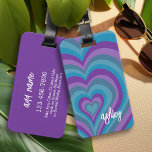 Étiquette À Bagage Coeurs psychédéliques Calligraphie Nom du script P<br><div class="desc">Un motif de coeur funky aux couleurs violet et bleu fou. Le script moderne avec swashes ajoute une touche moderne à ce design rétro. Ajoutez votre nom ou supprimez le texte pour une couverture féminine amusante.</div>