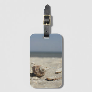 Étiquette À Bagage Coquillages sur le sable par la mer