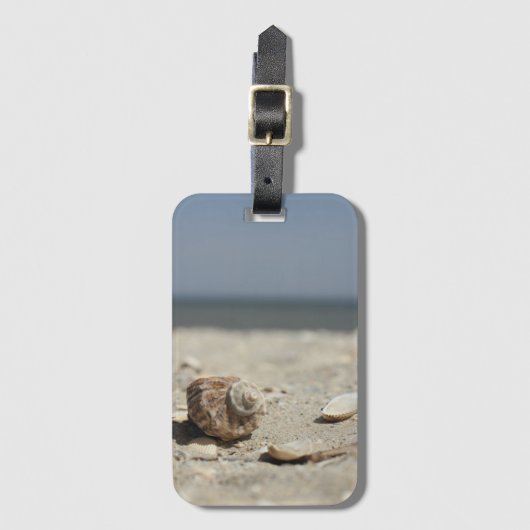 Étiquette À Bagage Coquillages sur le sable par la mer (Devant Vertical)