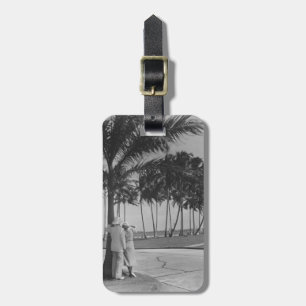 Étiquette À Bagage Couples se tenant sous l'arbre