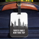 Étiquette À Bagage Custom New York Voyage Skyline Statue de la Libert<br><div class="desc">Customisez ces étiquettes de bagage de vacances chic New York pour votre voyage en famille à la grande pomme. Dispose d'un grand dessin noir et blanc de l'horizon de Manhattan et de la Statue de la Liberté au-dessus de votre texte personnalisé. souvenir des gratte-ciel cool pour votre voyage.</div>