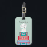 Étiquette À Bagage Cute Dog Sat sur les valises Personnalisé<br><div class="desc">Un chien adorable s'assit sur des valises.</div>