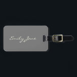 Étiquette À Bagage Destination de script élégante minimaliste personn<br><div class="desc">Ajoutez une touche d'élégance à chaque voyage avec cette étiquette de bagage personnalisée, avec un nom personnalisé en écriture blanche fluide sur un arrière - plan gris doux. Propre, minimaliste et sans effort, il conviendra parfaitement aux couples en lune de miel, aux hôtesses de l'air de la jet-set ou à...</div>