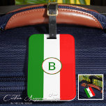 Étiquette À Bagage Drapeau italien monogramme<br><div class="desc">Sur mesure avec amour et un oeil méticuleux pour le détail, notre étiquette à bagages Monogrammed Italian Flag est le parfait mélange de style et de fonctionnalité. Doté d'une représentation vivace du drapeau italien, cet accessoire unique célèbre les racines italiennes tout en offrant une façon élégante d'identifier vos bagages. Chaque...</div>