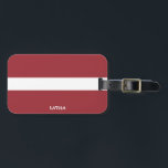 Étiquette À Bagage Drapeau national de Lettonie Patriotique<br><div class="desc">Drapeau national de Lettonie Patriotic Luggage Tag avec le drapeau de Lettonie imprimé sur le côté de l'étiquette. Le nom du pays écrit avec la police vibrante est intégré dans la conception du fond. Le texte est entièrement personnalisable à l'aide de la fonction "Customiser !". L'autre côté de la balise...</div>