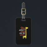 Étiquette À Bagage Drôle Cartoon Giraffe Vous n'êtes même pas à mon n<br><div class="desc">Vous n'êtes même pas à mon niveau. Marchandises drôle et mignonne pour ceux qui aiment les animaux, fans d'humour, blagues, puns animaux, sarcasme et citation drôle. Restez grands et faites confiance à votre animal spirituel avec cette girafe. Grand cadeau pour les amoureux des animaux, aimez aller au zoo ou safari,...</div>