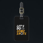 Étiquette À Bagage Drôle jeu de photos Let's Do some Shots<br><div class="desc">Faisons quelques tirs. Design amusant et humoristique pour les photographes. Des produits cool et fantastiques pour ceux qui aiment prendre des photos, membre du club de photographie, aimer l'humour et le jeu de mots. Parfait pour les photographes amateurs ou professionnels qui portent des caméras et des lentilles partout. Grand cadeau...</div>