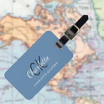 Étiquette À Bagage Dusty bleu blanc monogrammed<br><div class="desc">Arrière - plan bleu poussiéreux. Personnalisez et ajoutez vos lettres monogrammes,  prénom et nom complet sur le devant. Vos coordonnées au verso.</div>