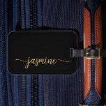 Étiquette À Bagage Écriture calligraphique noire dorée simple et mini<br><div class="desc">Étiquette de bagage personnalisée avec monogramme noir et or, écriture élégante, personnalisable avec votre prénom. Ce design présente votre prénom dans un style calligraphié avec une typographie à queue d'aronde en or sur fond noir. Celles-ci sont faciles à personnaliser. Cadeau féminin élégant pour un mariage, une douche de mariée, une...</div>