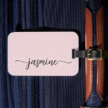 Étiquette À Bagage Écriture calligraphique rose minimaliste simple et<br><div class="desc">Étiquette de bagage personnalisée avec monogramme rose pastel minimaliste féminin élégant. Ce design présente votre prénom dans un joli style d'écriture manuscrite avec une typographie de signature à empattements (ou calligraphie) sur fond rose poussiéreux ou rose pastel clair. Celles-ci sont faciles à personnaliser. Cadeau féminin élégant pour un mariage, une...</div>
