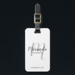 Étiquette À Bagage Écrivain Personnalisé De Script Moderne<br><div class="desc">Ajoutez une touche personnelle à votre mariage avec une étiquette de bagage de demoiselle d'honneur personnalisée. Cette étiquette de bagage comporte le nom de la femme de ménage de pont personnalisée en style de police de script moderne gris et monogramme en style de police de script moderne gris clair comme...</div>