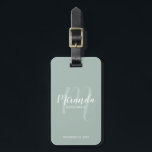 Étiquette À Bagage Écrivain Personnalisé De Script Moderne<br><div class="desc">Ajoutez une touche personnelle à votre mariage avec une étiquette de bagage de demoiselle d'honneur personnalisée. Cette étiquette de bagage comprend le nom personnalisé de la servante de pont dans le style de police de script moderne blanc et monogramme dans le style de police de script moderne vert sage comme...</div>