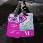 Étiquette À Bagage Élégant Agate Monogramme initial<br><div class="desc">Élégant Turquoise Magenta Pierre Monogramme Initial Bagage Tag. Les cristaux d'agate et les géodes continuent d'être une tendance préférée! Cette impression présente et une image rapprochée d'une pierre de géode turquoise et violette (magenta), avec des petits cristaux et des bandes blanches. Accentué par un blocage coloré dynamique pour lui donner...</div>