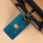 Étiquette À Bagage Elégant luxe en cuir bleu look or monogrammed<br><div class="desc">Marque à bagages monogrammed de luxe avec un arrière - plan bleu marine en cuir et un carré métallique en cuivre faux or brossé avec un nom de signature de script élégant et des initiales monogramme. Facile de personnaliser la création de votre propre logo avec vos initiales et nom professionnels...</div>