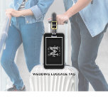 Étiquette À Bagage Élégant M. et Mme Nom Mariage noir<br><div class="desc">Un simple mais élégant noir et blanc M. & Mme Monogrammed Mariage LUGGAGE TAG pour la nouvelle vie et le nouveau nom marié de Mariée et Groom. Customisez avec le Nom de famille et l'Initiale de la nouvelle mariée. Annoncez votre nouveau statut de marié au monde !</div>