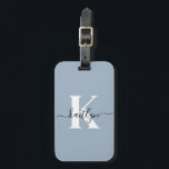 Étiquette À Bagage Élégant Monogramme bleu foncé<br><div class="desc">Cette étiquette simple et élégante de bagages bleu poussiéreux avec votre prénom dans une police de script tendance en noir et votre première initiale dans une police casquette moderne en blanc sur un côté et une diapositive dans la carte pour votre nom, adresse et numéro de téléphone sur l'autre serait...</div>