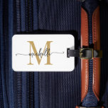 Étiquette À Bagage Élégant monogramme initial en écriture cursive en<br><div class="desc">Étiquette de bagage personnalisée élégante moderne et chic avec monogramme et nom en écriture cursive blanche et or. Ce design présente un prénom en jolie écriture manuscrite avec monogramme initial, informations d'adresse en or et noir sur fond blanc. Celles-ci sont faciles à personnaliser. Cadeau féminin élégant pour un mariage, un...</div>