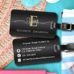 Étiquette À Bagage Élégant Noir Brossé Métallique Or Monogramme<br><div class="desc">Élevez votre style de voyage avec notre 'Elégant Black Brushed Metallic Gold Monogrammed Luggage Tag'! Cette étiquette sophistiquée est ornée d'un arrière - plan noir métallique brossé, d'un monogramme d'or frappant et d'un nom chic de poutre blanche, personnalisé sur le devant. Au verso, customisez-le avec vos coordonnées, y compris votre...</div>