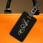 Étiquette À Bagage Élégant Noir Monogramme Or Nom de script élégant<br><div class="desc">Personnalisez votre belle Elegant Black Gold Monogramme Nom du script Marque élégante à bagages. Faites-en un accessoire unique pour vos voyages extraordinaires ! Si vous avez besoin d'aide,  veuillez nous le faire savoir à belytaliarecipes@gmail.com,  et nous vous aiderons volontiers.© Belytalia 2022</div>