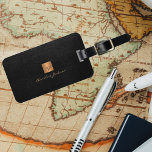 Étiquette À Bagage Élégant noir or monogramme nom script personnalisé<br><div class="desc">Marque de luxe monogrammed avec un arrière - plan en cuir noir et un carré en cuivre métallisé faux or brossé avec un nom de signature de script élégant et des initiales monogramme. Facile de personnaliser la création de votre propre logo avec vos initiales et nom professionnels ou personnels. Peut...</div>