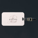 Étiquette À Bagage Élégant Rose Monogram Nouveaux mariés Voyage<br><div class="desc">Design élégant et délicat avec monogramme de nom de famille et noms de la mariée et du marié. Peut faire un grand cadeau à petit prix pour les jeunes mariés.</div>