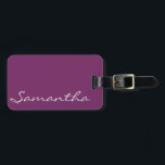 Étiquette À Bagage élégant simple moderne chic tendance monogramme vi<br><div class="desc">Ce design étonnant et sophistiqué présente votre nom,  ou tout texte personnalisé,  dans un gris acier clair sur un arrière - plan violet solide.</div>