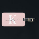 Étiquette À Bagage Élégant violet rose gris script Monogramme<br><div class="desc">Cette étiquette simple et élégante de bagage rose vif avec votre prénom dans une police de script tendance en gris et votre première initiale dans une police casquette moderne en blanc sur un côté et une diapositive dans la carte pour votre nom, adresse et numéro de téléphone sur l'autre serait...</div>