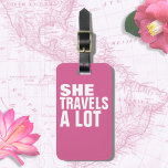 Étiquette À Bagage Elle voyage beaucoup, rose<br><div class="desc">Design de typographie amusante et féminine avec un texte blanc en gras "SHE VOYAGE A LOT" en tag rose, et avec des informations supplémentaires au dos... pour une femme qui voyage toujours. Une étiquette avec un nom est importante pour plusieurs raisons pratiques lors du voyage. Tout d'abord, il sert de...</div>